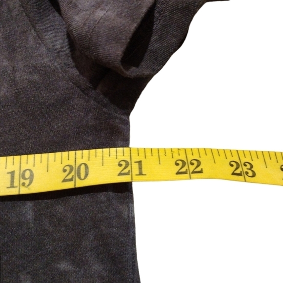 THE Mountain Giraffe Graphic Tee - Picture 5 of 6